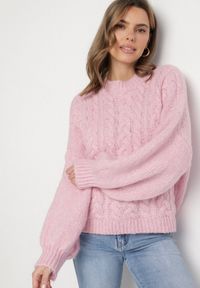 Born2be - Różowy Sweter z Wełną Zdobiony Warkoczowym Splotem Lakkaria. Okazja: na co dzień. Kolor: różowy. Materiał: wełna. Długość rękawa: długi rękaw. Długość: długie. Wzór: ze splotem, aplikacja. Styl: casual, elegancki #5