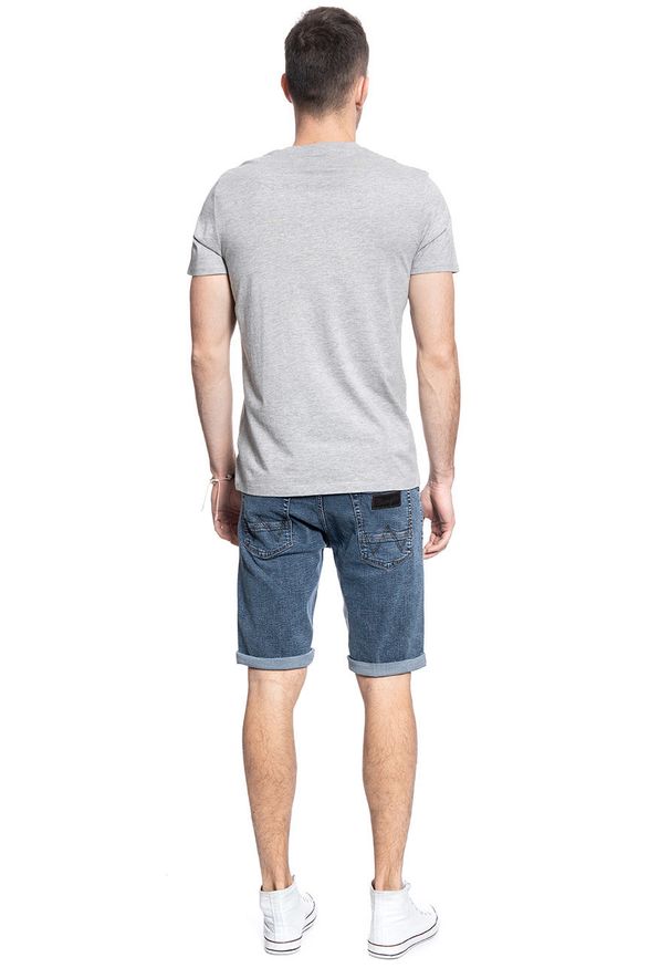 Wrangler - WRANGLER SPODNIE MĘSKIE COLTON SHORTS SLING SHOT W15VJP251 112127167. Okazja: na randkę, na co dzień. Materiał: poliester, skóra, bawełna, elastan, jeans, denim. Długość: krótkie. Wzór: aplikacja. Sezon: zima, lato. Styl: casual, klasyczny