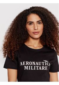Czarny t-shirt z napisem Aeronautica Militare. Kolor: czarny. Materiał: bawełna. Wzór: napisy