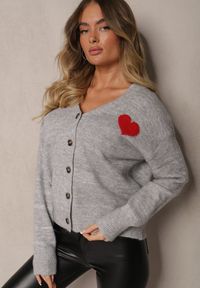 Renee - Jasnoszary Rozpinany Kardigan Ozdobiony Sercem Miathia. Okazja: na co dzień. Typ kołnierza: dekolt w kształcie V. Kolor: szary. Materiał: jeans. Wzór: aplikacja. Styl: casual, elegancki #3
