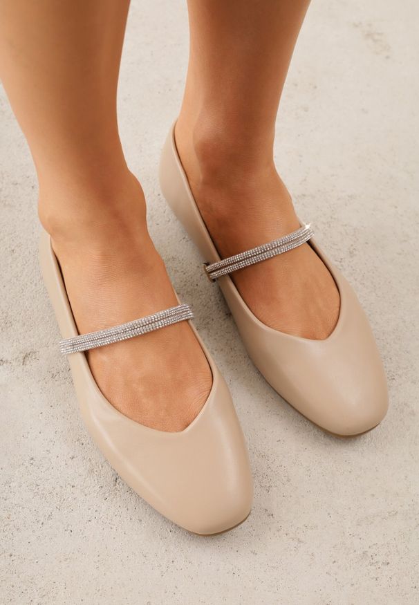 Born2be - Beżowe Wsuwane Balerinki z Ozdobnym Paskiem z Cyrkoniami Rola. Okazja: na co dzień. Zapięcie: bez zapięcia. Kolor: beżowy. Wzór: aplikacja. Styl: casual, elegancki, klasyczny