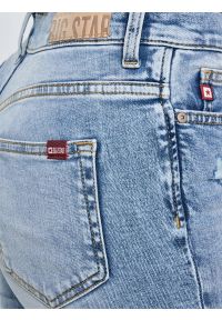 Big-Star - Jeansy damskie z wysokim stanem z przetarciami jasnoniebieskie Adela High Waist 156. Okazja: na co dzień. Stan: podwyższony. Kolor: niebieski. Styl: elegancki, casual