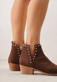 Born2be - Brązowe Ażurowe Botki Vices na Obcasie Ozdobione Wycięciem i Nitami Lilfedi. Okazja: na co dzień, na imprezę. Kolor: brązowy. Materiał: skóra, jeans. Wzór: ażurowy, aplikacja. Sezon: zima, jesień. Obcas: na obcasie. Styl: casual, wizytowy. Wysokość obcasa: średni #9