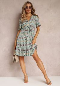 Renee - Zielona Sukienka Mini z Gumką w Pasie i Falbanką z Wiskozy Ellison. Kolor: zielony. Materiał: wiskoza. Długość rękawa: krótki rękaw. Długość: mini #5