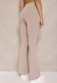 Renee - Beżowe Prążkowane Spodnie Typu Dzwony High Waist Farinia. Okazja: na co dzień. Stan: podwyższony. Kolor: beżowy. Materiał: prążkowany. Styl: casual #3