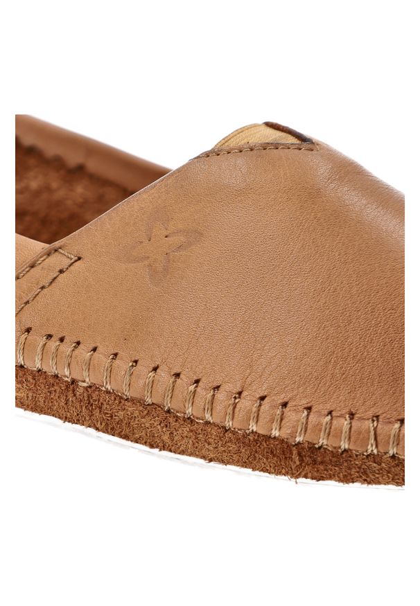 Brązowe Baleriny Maciejka Stylowe Wsuwane Obuwie Damskie. Okazja: na co dzień. Zapięcie: bez zapięcia. Kolor: brązowy. Materiał: skóra, materiał. Styl: elegancki