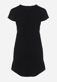 Born2be - Czarna Pudełkowa Sukienka Bawełniana ze Sznurkiem w Pasie Quimalia. Kolor: czarny. Materiał: bawełna. Długość rękawa: krótki rękaw. Wzór: aplikacja. Sezon: wiosna, lato. Typ sukienki: proste #3