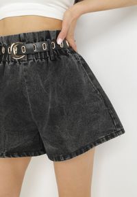 Born2be - Czarne Jeansowe Szorty z Szeroką Gumką w Pasie i Dodatkowym Paskiem ze Sprzączką Delilata. Stan: podwyższony. Kolor: czarny. Materiał: jeans. Sezon: lato, wiosna