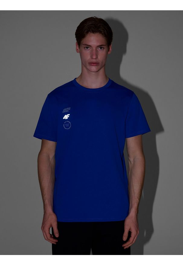 4f - 4F T-shirt regular z nadrukiem męski - niebieski M. Okazja: na co dzień. Kolor: niebieski. Materiał: bawełna, materiał, jersey. Długość rękawa: krótki rękaw. Długość: krótkie. Wzór: nadruk. Styl: klasyczny, sportowy, casual