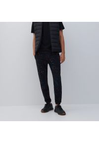 Reserved - Spodnie dresowe z nadrukiem - Czarny. Kolor: czarny. Materiał: dresówka. Wzór: nadruk #1