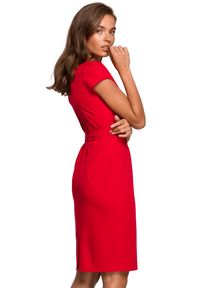 Sukienki.shop - Elegancka sukienka ołówkowa z modelującymi przeszyciami czerwona. Okazja: na spotkanie biznesowe, do pracy, na komunię. Kolor: czerwony, niebieski, czarny. Typ sukienki: ołówkowe. Styl: elegancki