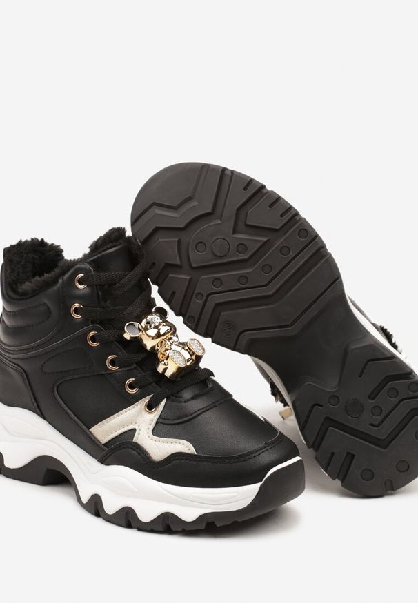 Born2be - Czarne Płaskie Sneakersy z Wysoką Cholewką Ozdobione Misiami 3D i Futerkiem Teminita. Okazja: na co dzień. Wysokość cholewki: przed kolano. Zapięcie: sznurówki. Kolor: czarny. Materiał: futro. Szerokość cholewki: normalna. Wzór: aplikacja
