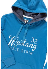 Mustang - MUSTANG BLUZA Logoprint Hoodie DEEP WATER 1007259 5392. Typ kołnierza: kaptur. Kolor: niebieski. Wzór: nadruk #8