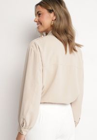 Born2be - Beżowa Kurtka ze Stójką i Ozdobnymi Guzikami Ściągana w Pasie Troczkiem Basalle. Okazja: na co dzień. Typ kołnierza: kołnierzyk stójkowy. Kolor: beżowy. Materiał: jeans. Styl: casual, elegancki #3