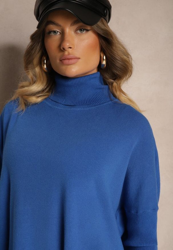Renee - Niebieski Golf Dzianinowy z Długim Rękawem Halaian. Typ kołnierza: golf. Kolor: niebieski. Materiał: dzianina. Długość rękawa: długi rękaw. Długość: długie. Sezon: jesień, zima