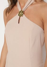 Born2be - Beżowa Sukienka z Wiskozą z Odkrytymi Plecami i Wiązaniem Zdobiona Broszką Nalorise. Kolor: beżowy. Materiał: wiskoza. Wzór: aplikacja. Styl: elegancki, klasyczny #6