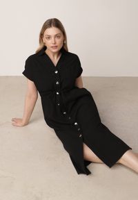 Born2be - Czarna Sukienka Koszulowa z Bawełną Wiskozą i Ozdobnymi Guzikami Parranes. Okazja: na co dzień. Kolor: czarny. Materiał: wiskoza, bawełna. Typ sukienki: koszulowe. Styl: casual, klasyczny, elegancki #4