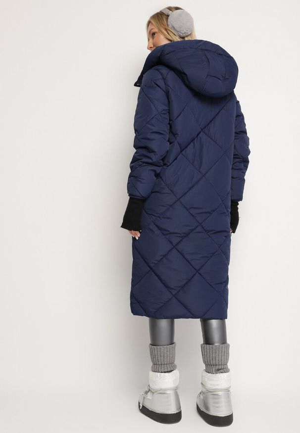 Born2be - Granatowa Kurtka Płaszcz z Geometrycznym Pikowaniem Johnatta. Kolor: niebieski. Wzór: geometria