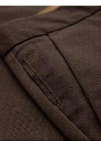 Ombre Clothing - Spodnie męskie chino REGULAR FIT z delikatną strukturą – brązowe V3 - Rozmiar: M. Okazja: na co dzień. Kolor: brązowy. Materiał: tkanina, elastan, bawełna. Styl: klasyczny, casual #6