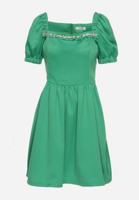 Born2be - Zielona Sukienka Mini Rozkloszowana z Dekoltem Ozdobionym Cyrkoniami i Wycięciami po Bokach Delphira. Kolor: zielony. Wzór: aplikacja. Typ sukienki: rozkloszowane. Długość: mini #3
