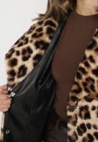 Born2be - Panterkowa Krótka Kurtka Futerko z Szerokim Kołnierzem Zenivra. Okazja: na co dzień, do pracy. Typ kołnierza: golf. Materiał: futro. Długość: krótkie. Styl: casual #4