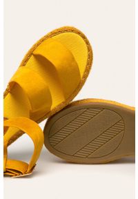 ANSWEAR - Answear - Sandały Coura. Kolor: żółty. Materiał: syntetyk, materiał, zamsz, guma. Wzór: gładki. Obcas: na obcasie. Wysokość obcasa: średni #4