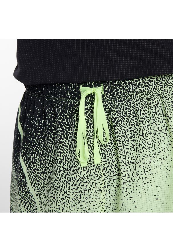 Spodenki męskie New Balance MB6140TLAFG – zielone. Kolor: zielony. Materiał: poliester, nylon, materiał