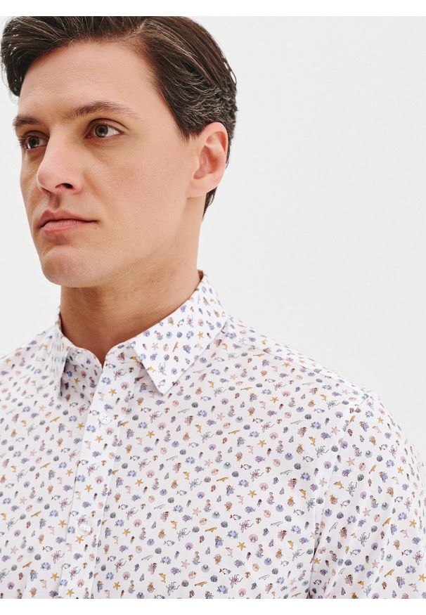 Pako Lorente - PAKO LORENTE - Biała koszula męska we wzór morski. Kolor: morski, wielokolorowy, biały. Materiał: bawełna, elastan. Długość rękawa: długi rękaw. Długość: długie