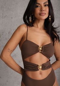 Renee - Brązowy Jednoczęściowy Strój Kąpielowy Na Cienkich Ramiączkach ze Złotymi Ozdobami i Wycięciami Nonanoe. Kolekcja: plus size. Kolor: brązowy. Materiał: jeans. Wzór: aplikacja #4