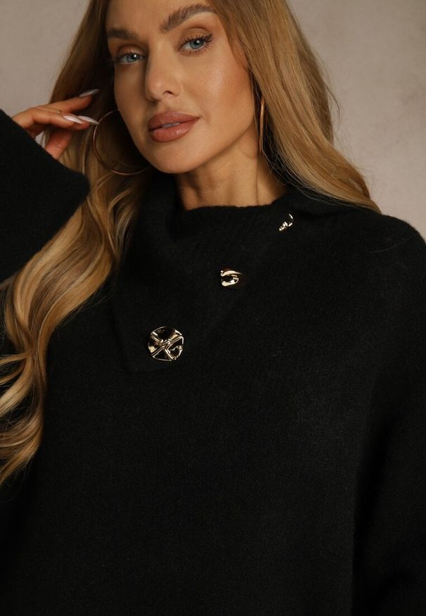 Renee - Czarny Golf Oversize z Wełną Ozdobiony Guzikami Videsa. Okazja: na co dzień. Typ kołnierza: golf. Kolor: czarny. Materiał: wełna. Wzór: aplikacja. Styl: klasyczny, casual