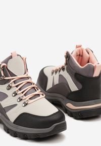 Renee - Szare Buty Trekkingowe Trapery Vices z Geometrycznym Wzorem Norrive. Okazja: na co dzień. Kolor: szary. Materiał: skóra. Wzór: geometria. Styl: casual