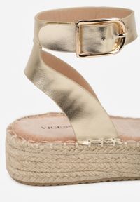 Renee - Złote Sandały VICES na Platformie z Plecionki z Szerokim Paskiem z Klamrą Jurelle. Okazja: na spacer. Zapięcie: klamry. Kolor: złoty. Materiał: jeans, len. Wzór: haft. Sezon: lato. Obcas: na platformie. Styl: boho #5