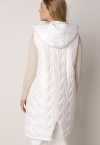 Born2be - Biała Przejściowa Kamizelka Pikowana o Długim Kroju z Kapturem i Naszywką Harmaste. Okazja: na co dzień. Typ kołnierza: kaptur. Kolor: biały. Materiał: jeans. Długość: długie. Wzór: aplikacja. Styl: casual #8