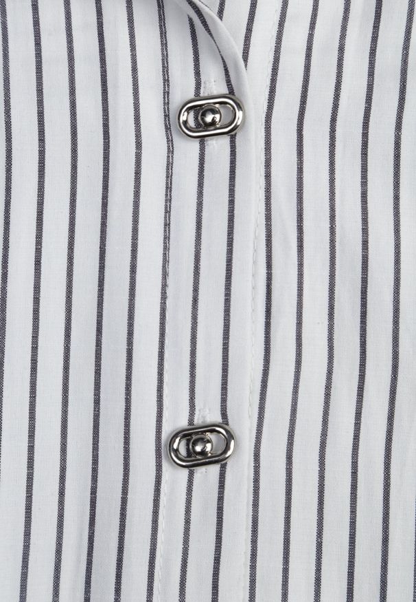 Born2be - Biała Klasyczna Koszula z Bawełną w Paski Zapinana na Ozdobne Guziki Doriareida. Okazja: na co dzień, na spacer. Kolor: biały. Materiał: bawełna. Wzór: paski. Styl: klasyczny