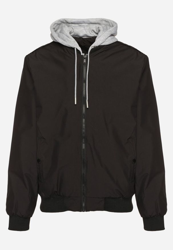 Born2be - Czarna Kurtka Bomberka Zapinana na Napy Wykończona Ściągaczem Nevelisea. Okazja: na co dzień. Kolor: czarny. Materiał: jeans. Styl: sportowy, casual, elegancki