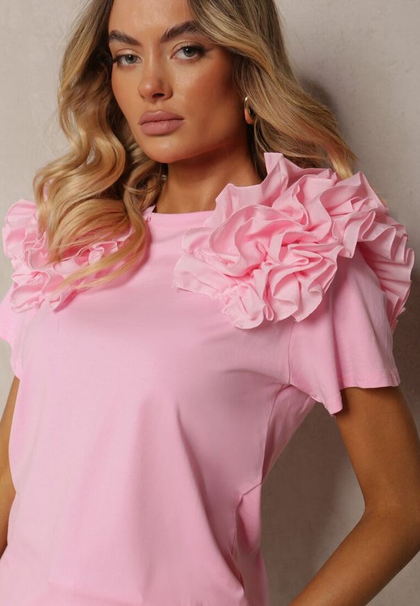 Renee - Różowy T-shirt z Bawełny Ozdobiony Bufiastymi Falbankami Kandrra. Typ kołnierza: kołnierz z falbankami. Kolor: różowy. Materiał: bawełna. Wzór: aplikacja
