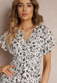 Renee - Biała Wiskozowa Sukienka Mini w Kwiaty z Gumką w Talii i Kopertową Górą Joslena. Kolor: biały. Materiał: wiskoza. Długość rękawa: krótki rękaw. Wzór: kwiaty. Sezon: lato, wiosna. Typ sukienki: kopertowe. Długość: mini