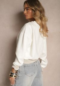 Renee - Biała Bluza Ozdobiona Metaliczną Nicią Ilatraen. Okazja: na co dzień, na spacer. Kolor: biały. Materiał: jeans. Wzór: aplikacja. Styl: casual #5