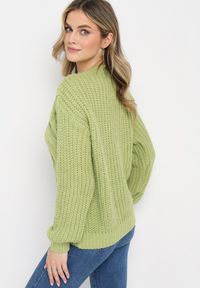 Born2be - Zielony Klasyczny Sweter z Modnym Splotem Viloma. Kolor: zielony. Wzór: ze splotem. Styl: klasyczny #4