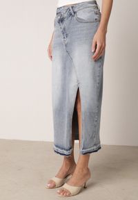 Born2be - Niebieska Jeansowa Spódnica z Bawełną Wysokim Stanem i Rozcięciem na Nogę Vikinori. Okazja: na co dzień, do pracy. Stan: podwyższony. Kolor: niebieski. Materiał: bawełna, jeans. Styl: casual, klasyczny #8