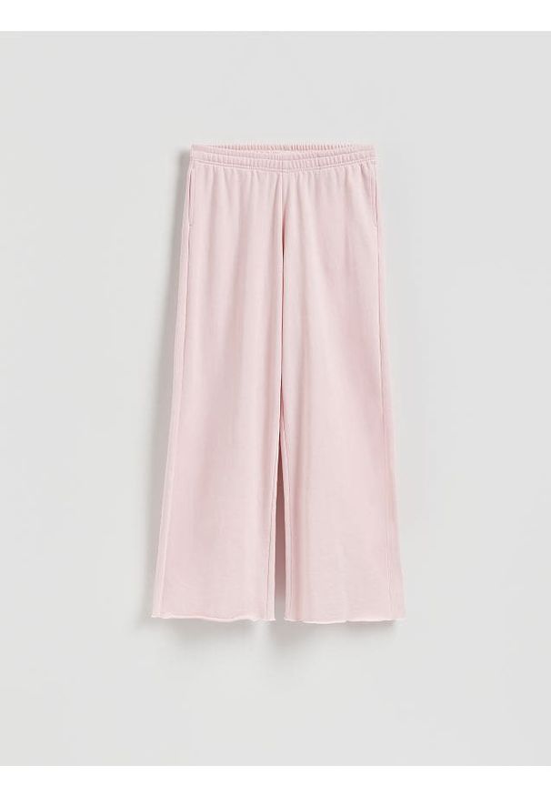 Reserved - Spodnie dresowe z szerokimi nogawkami - pastelowy róż. Kolor: różowy. Materiał: dresówka