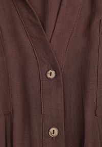 Renee - Brązowa Koszulowa Sukienka z Bawełny z Wiązanym Paskiem i Podpinanymi Rękawami Cesela. Okazja: na co dzień. Kolor: brązowy. Materiał: bawełna. Typ sukienki: koszulowe. Styl: boho, casual #3