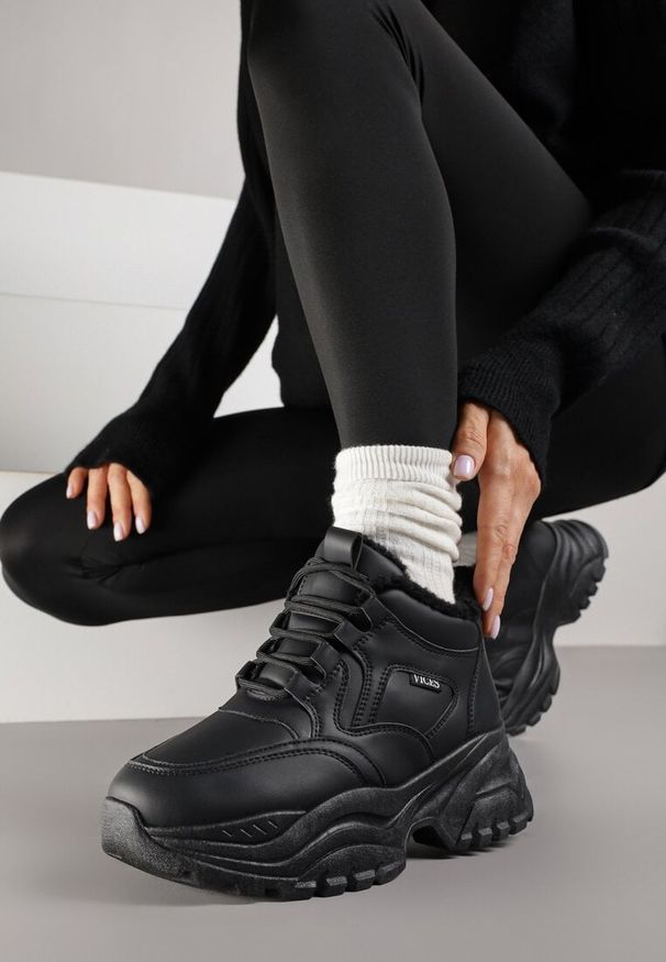 Renee - Czarne Streetwearowe Sneakersy Vices Chunky w Stylu Traperów na Platformie Leate. Kolor: czarny. Materiał: jeans, dresówka. Szerokość cholewki: normalna. Obcas: na platformie