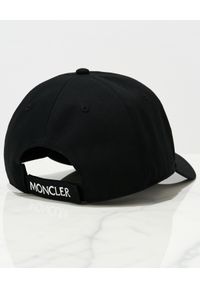 MONCLER - Czarna czapka z logo. Kolor: czarny. Materiał: bawełna. Wzór: haft, aplikacja