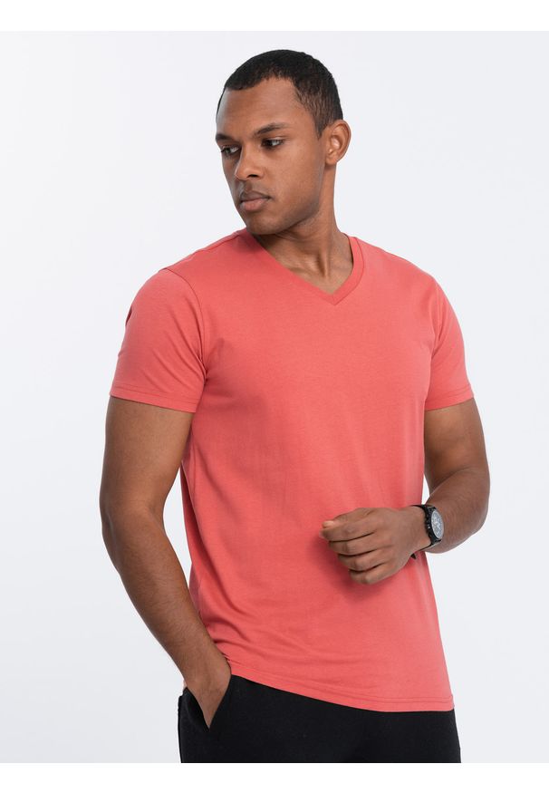 Ombre Clothing - Bawełniana klasyczna męska koszulka z dekoltem w serek BASIC - różowa V12. Typ kołnierza: dekolt w serek. Kolor: różowy. Materiał: bawełna. Styl: klasyczny
