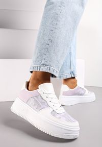 Renee - Biało-Fioletowe Sneakersy na Niskiej Platrofmie z Brokatowymi Wstawkami Enollas. Kolor: fioletowy. Wzór: aplikacja
