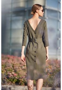 Sukienki.shop - Sukienka ołówkowa midi z dekoltem V na plecach brązowa. Okazja: na spotkanie biznesowe, do pracy. Kolor: brązowy. Typ sukienki: ołówkowe. Styl: biznesowy, elegancki, klasyczny, wizytowy. Długość: midi #2