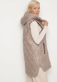 Born2be - Ciemnobeżowa Klasyczna Kamizelka z Pikowanymi Przeszyciami Ettelie. Kolekcja: plus size. Kolor: beżowy. Materiał: jeans, skóra. Długość: długie. Styl: klasyczny