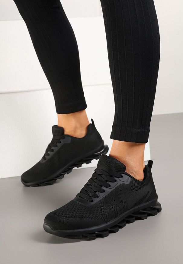Born2be - Czarne Buty Sportowe Sneakersy z Tłoczoną Podeszwą Leathrose. Okazja: na co dzień. Zapięcie: sznurówki. Kolor: czarny. Materiał: jeans. Sezon: lato, wiosna