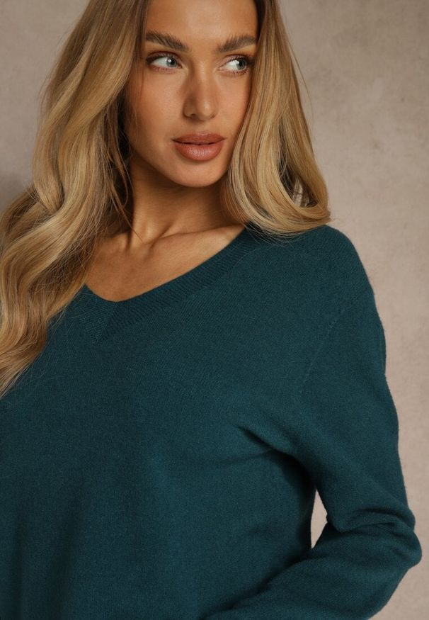 Renee - Niebieski Sweter z Wełną i Wiskozą z Trójkątnym Dekoltem Kaitte. Okazja: na co dzień. Kolor: niebieski. Materiał: wełna, wiskoza. Styl: casual, elegancki